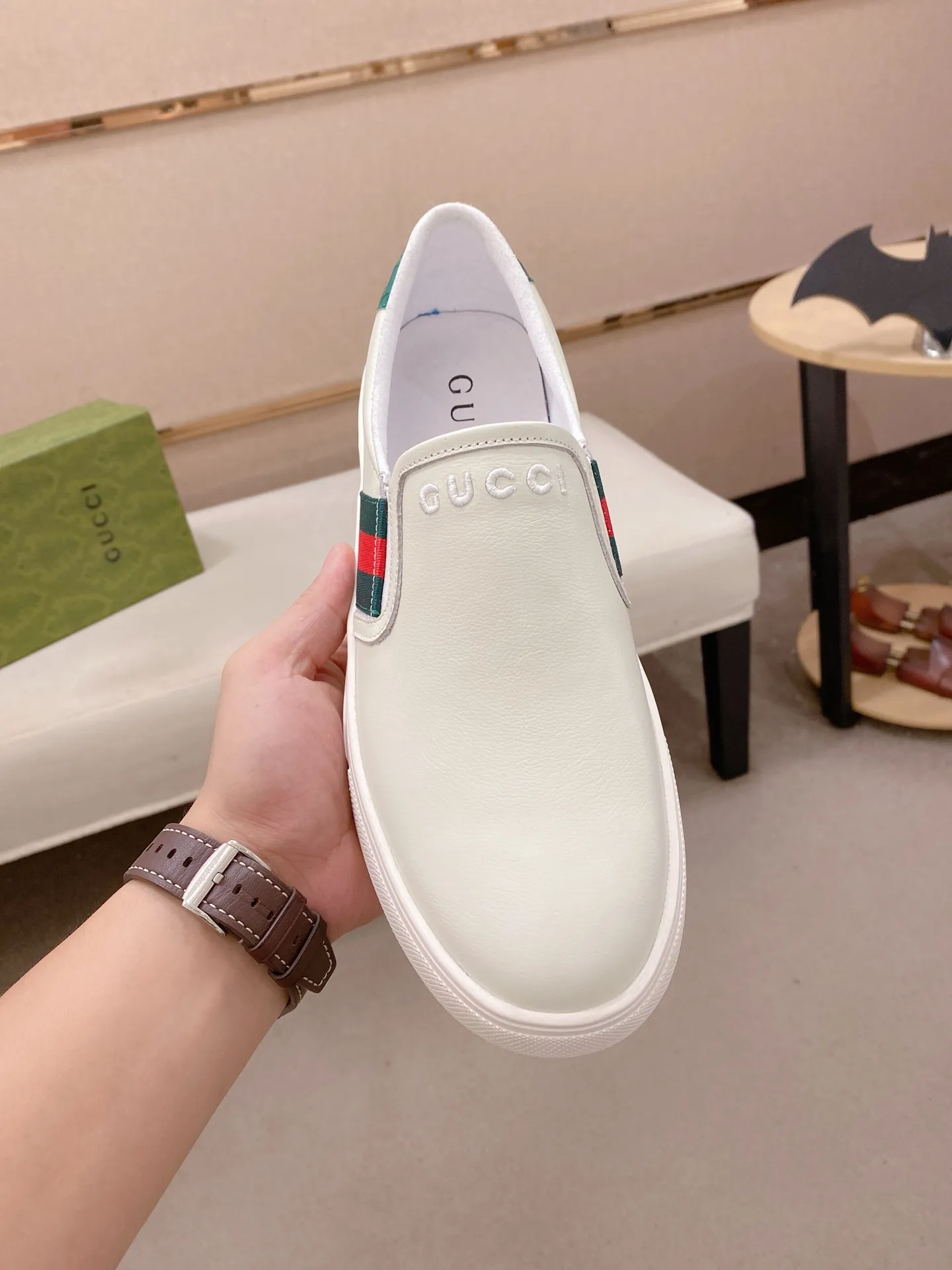 Men's shoes 💰 462💰The new GUCCI (Gucci) counters are launched simultaneously. The new men's shoes, 😘fabrics are selected from imported cowhide, and the lining is sheepskin lining. 👍🏿 High-end ☄️ air-cushion molded anti-slip rubber outsole, exquisite lines, simple and elegant, comfortable and high-end for leisure travel. Code number: 38 to 44 (45 can be customized and cannot be returned or exchanged)